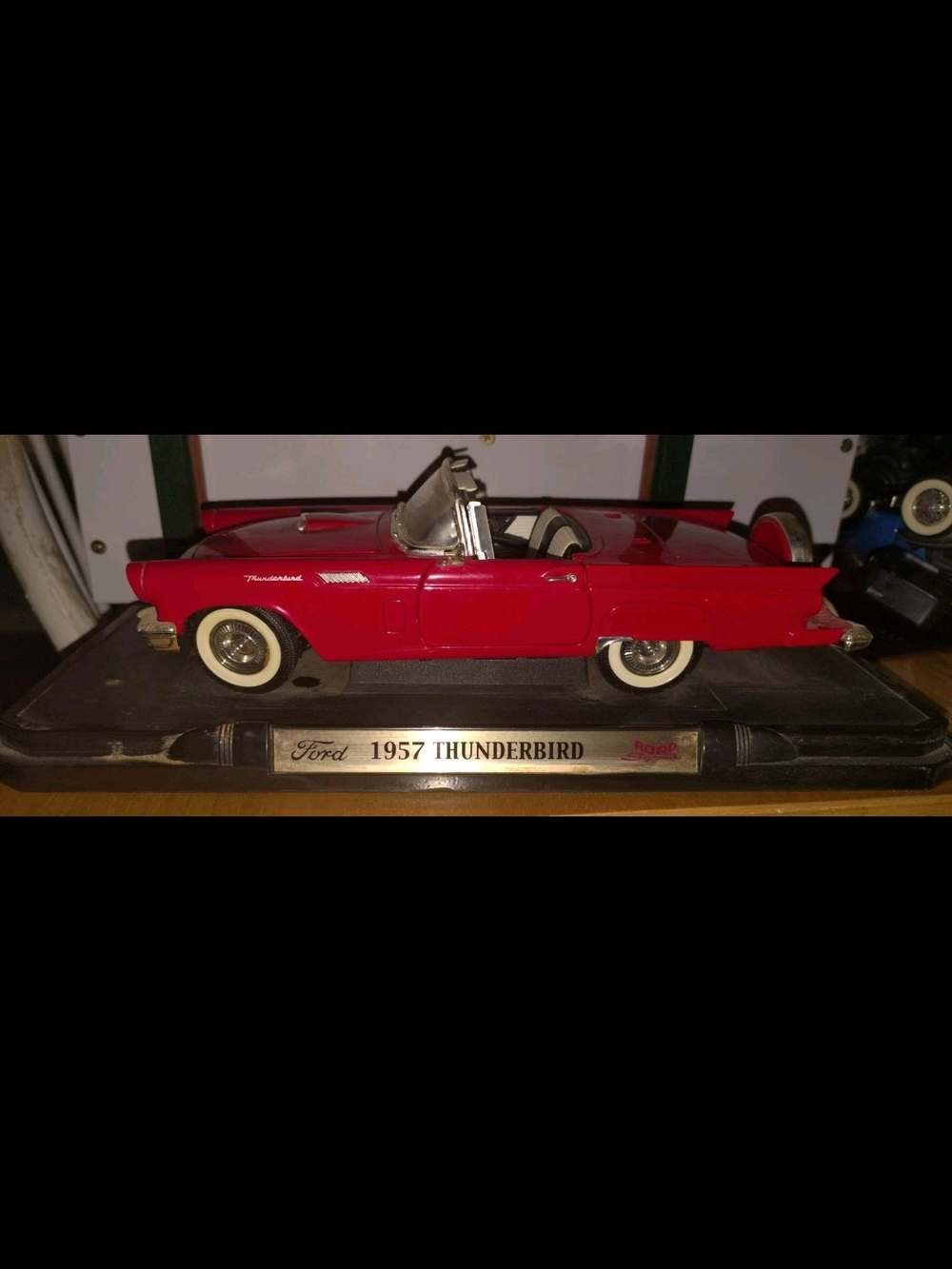 Road Signature Leather Series 1:18 Scale 1957 Ford Thunderbird with Original Box